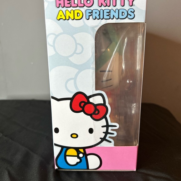 NIB Hello Kitty Styling Figure with Accessories - Picture 4 of 5